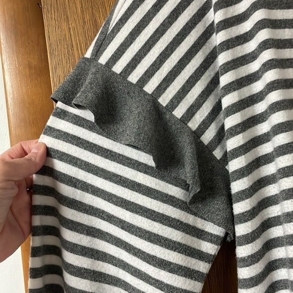Doe & Rae size 3X gray and white stripe long sleeve top with ruffle sleeve - Picture 4 of 8